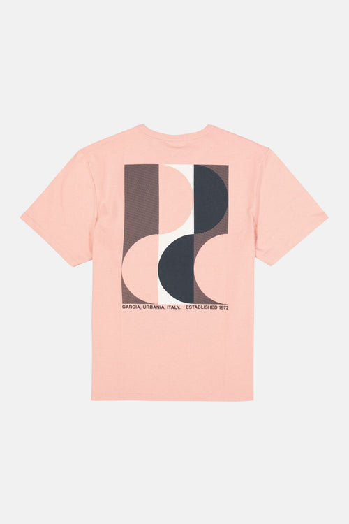 T-shirt rose de GARCIA, orné d'un motif géométrique strié noir, blanc et rose au dos avec inscription.