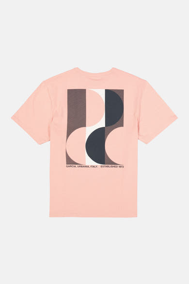 T-shirt rose de GARCIA, orné d'un motif géométrique strié noir, blanc et rose au dos avec inscription.