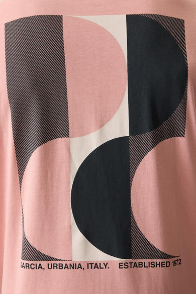 T-shirt rose de GARCIA, dos avec motif géométrique noir, rose et beige rayé, texte « GARCIA, URBANIA, ITALY. ESTABLISHED 1972 ».