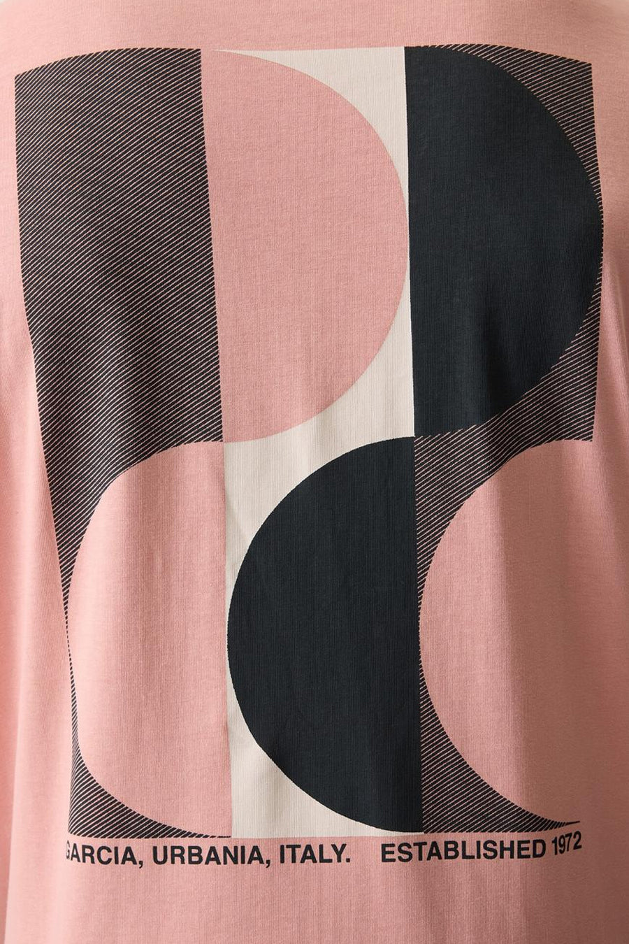 T-shirt rose de GARCIA, dos avec motif géométrique noir, rose et beige rayé, texte « GARCIA, URBANIA, ITALY. ESTABLISHED 1972 ».