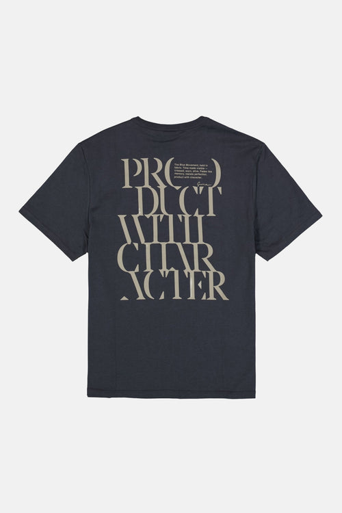 T-shirt noir de GARCIA avec un dos imprimé "PRODUCT WITH CHARACTER" en lettres stylisées et un texte explicatif.