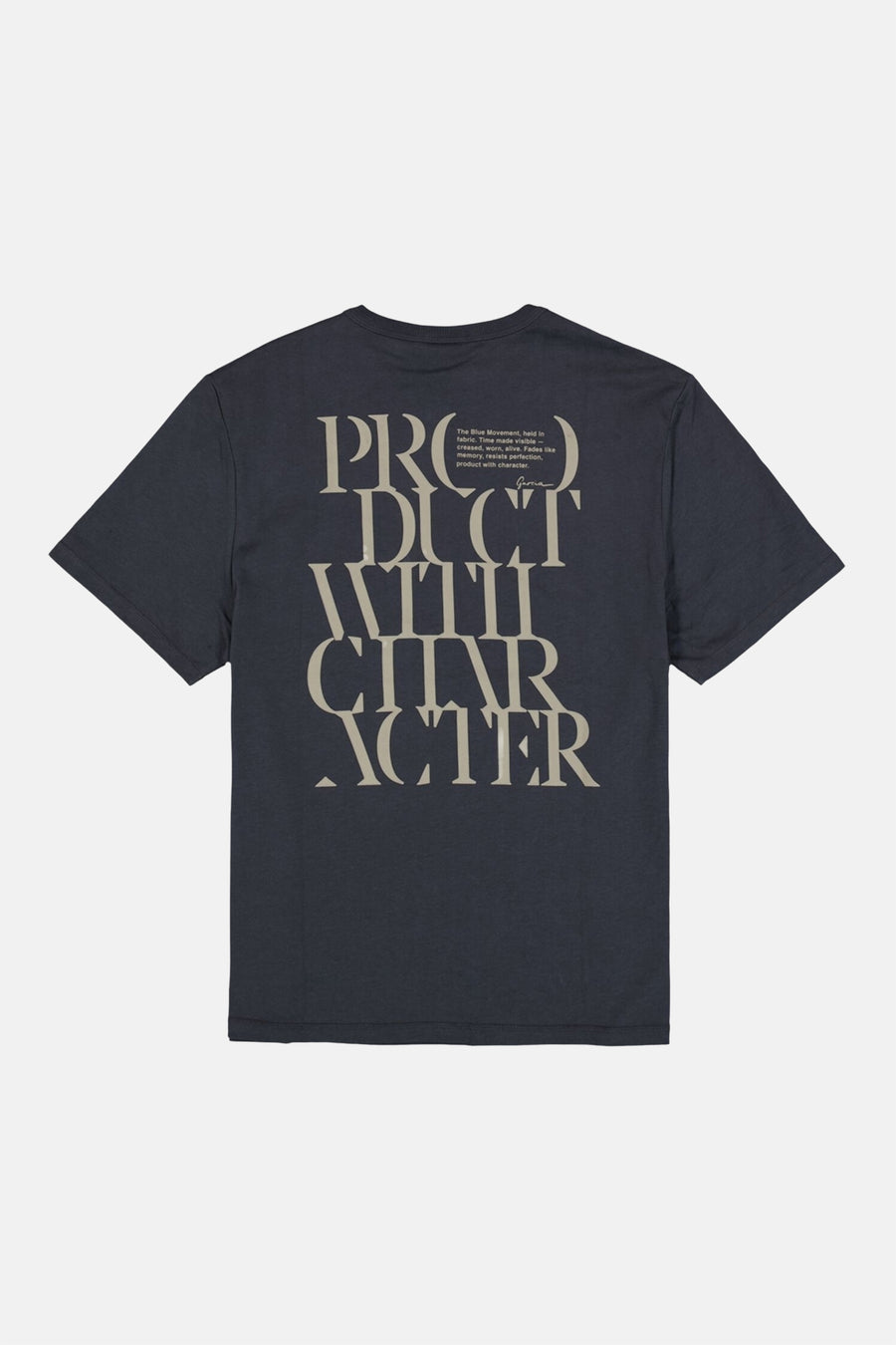 T-shirt noir de GARCIA avec un dos imprimé "PRODUCT WITH CHARACTER" en lettres stylisées et un texte explicatif.