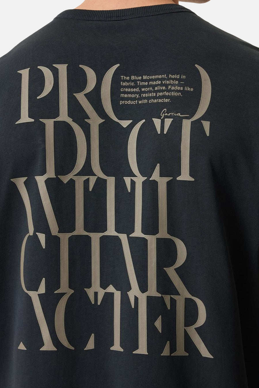 T-shirt noir de GARCIA, dos avec grande impression crème 'PRODUCT WITH CHARACTER' et petit texte descriptif.