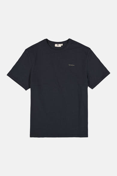T-shirt à manches courtes noir de GARCIA avec col rond, logo brodé sur la poitrine et étiquette au col.