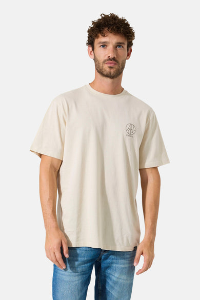 Beige T-shirt met korte mouwen van GARCIA, met een klein logo op de borst, gedragen door een man in een spijkerbroek.