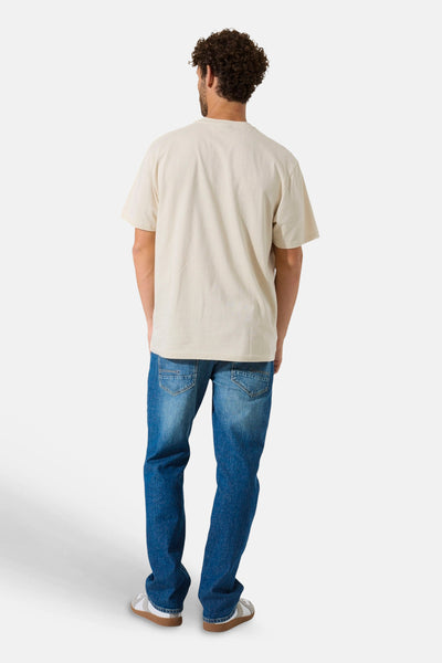 Beige T-shirt van GARCIA, van achteren gedragen door een man, met een blauwe jeans.