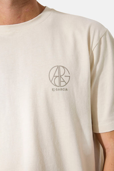 T-shirt beige à col rond de GARCIA, avec un logo circulaire gris sur la poitrine.