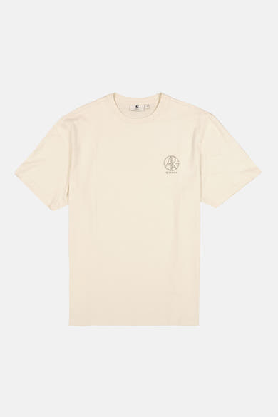 T-shirt beige de GARCIA avec un logo circulaire et le nom de la marque imprimés sur la poitrine.