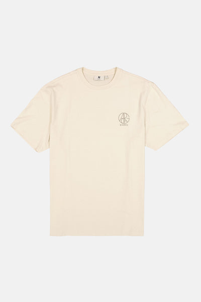 T-shirt beige de GARCIA avec un logo circulaire et le nom de la marque imprimés sur la poitrine.