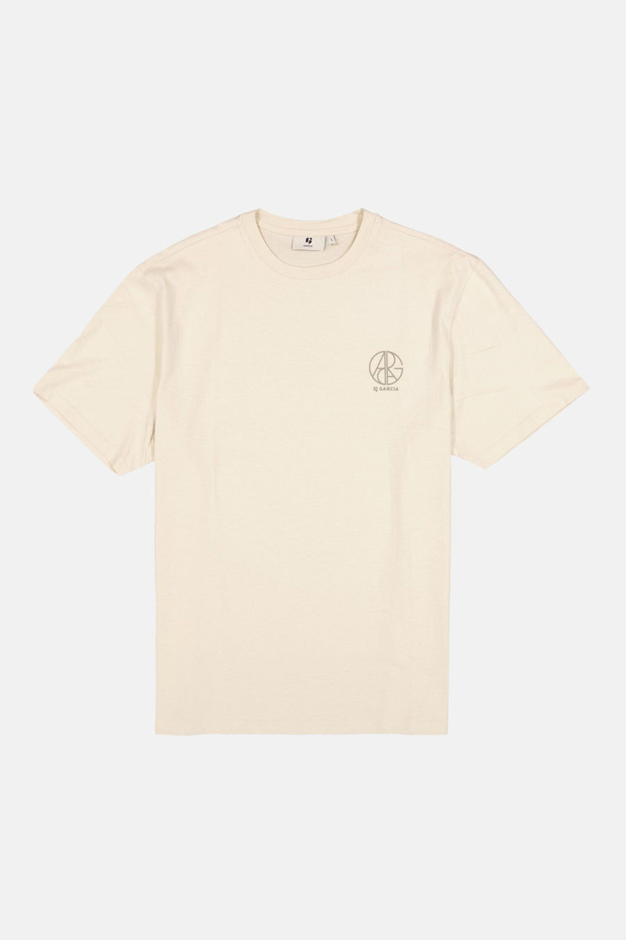 T-shirt beige de GARCIA avec un logo circulaire et le nom de la marque imprimés sur la poitrine.