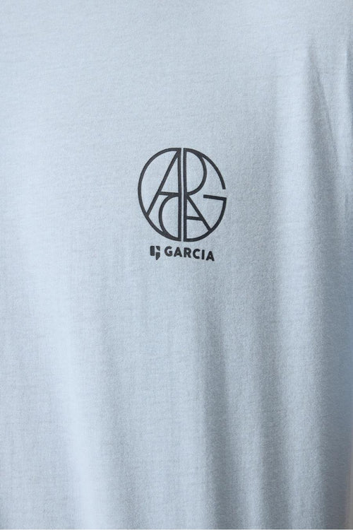 T-shirt à manches courtes bleu clair de GARCIA, orné d'un logo circulaire noir ARG et du nom GARCIA.