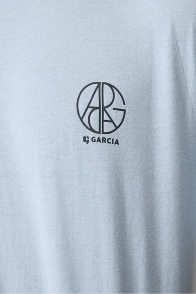 Lichtblauw T-shirt met korte mouwen van GARCIA, versierd met een zwart cirkelvormig ARG-logo en de naam GARCIA.