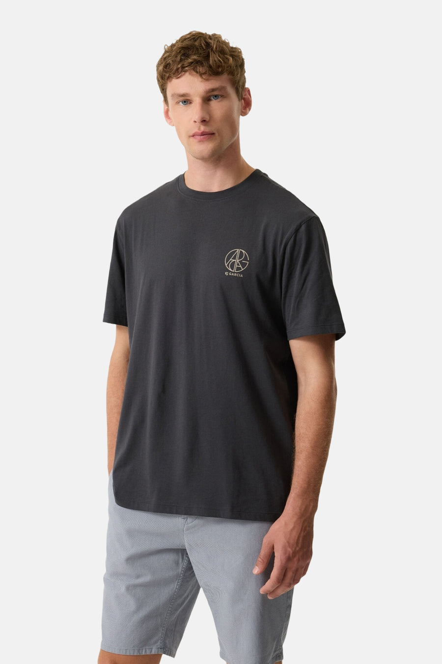 T-shirt gris à manches courtes de GARCIA avec un logo circulaire clair sur la poitrine.