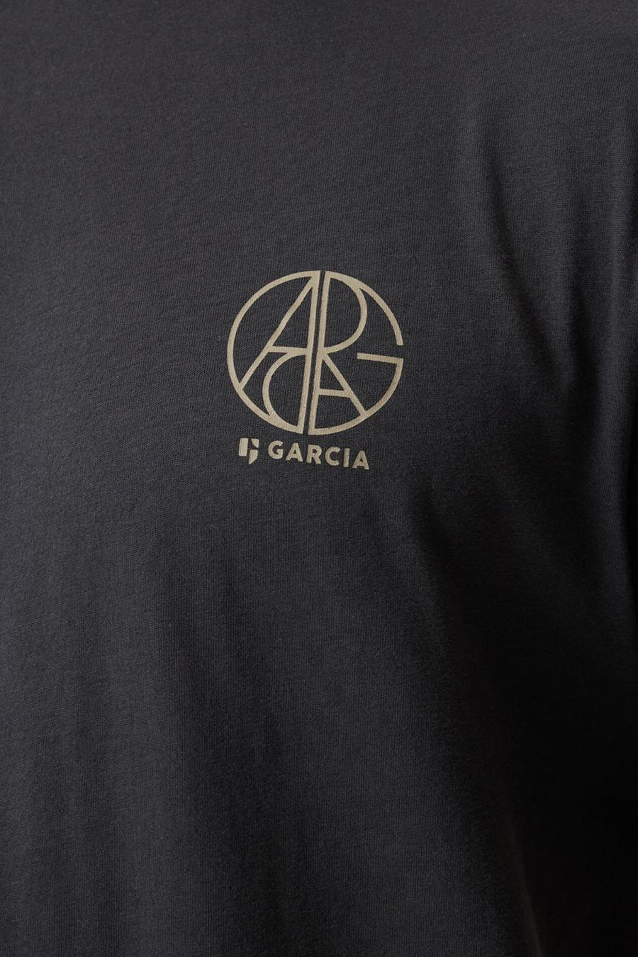 T-shirt gris de GARCIA avec un logo circulaire beige formé des lettres ARG et le nom de la marque imprimés sur le devant.