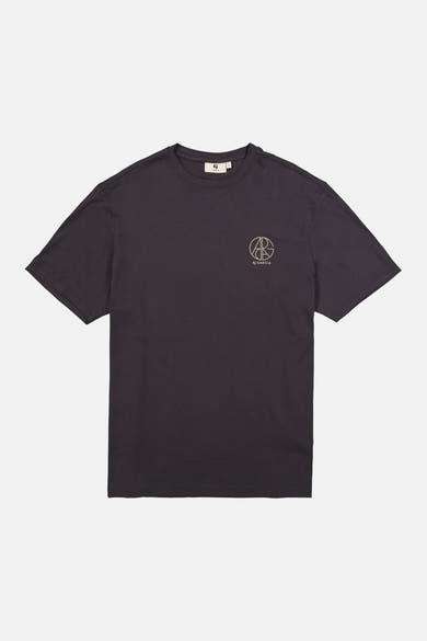 T-shirt gris foncé de GARCIA à col rond avec un logo circulaire doré sur la poitrine.