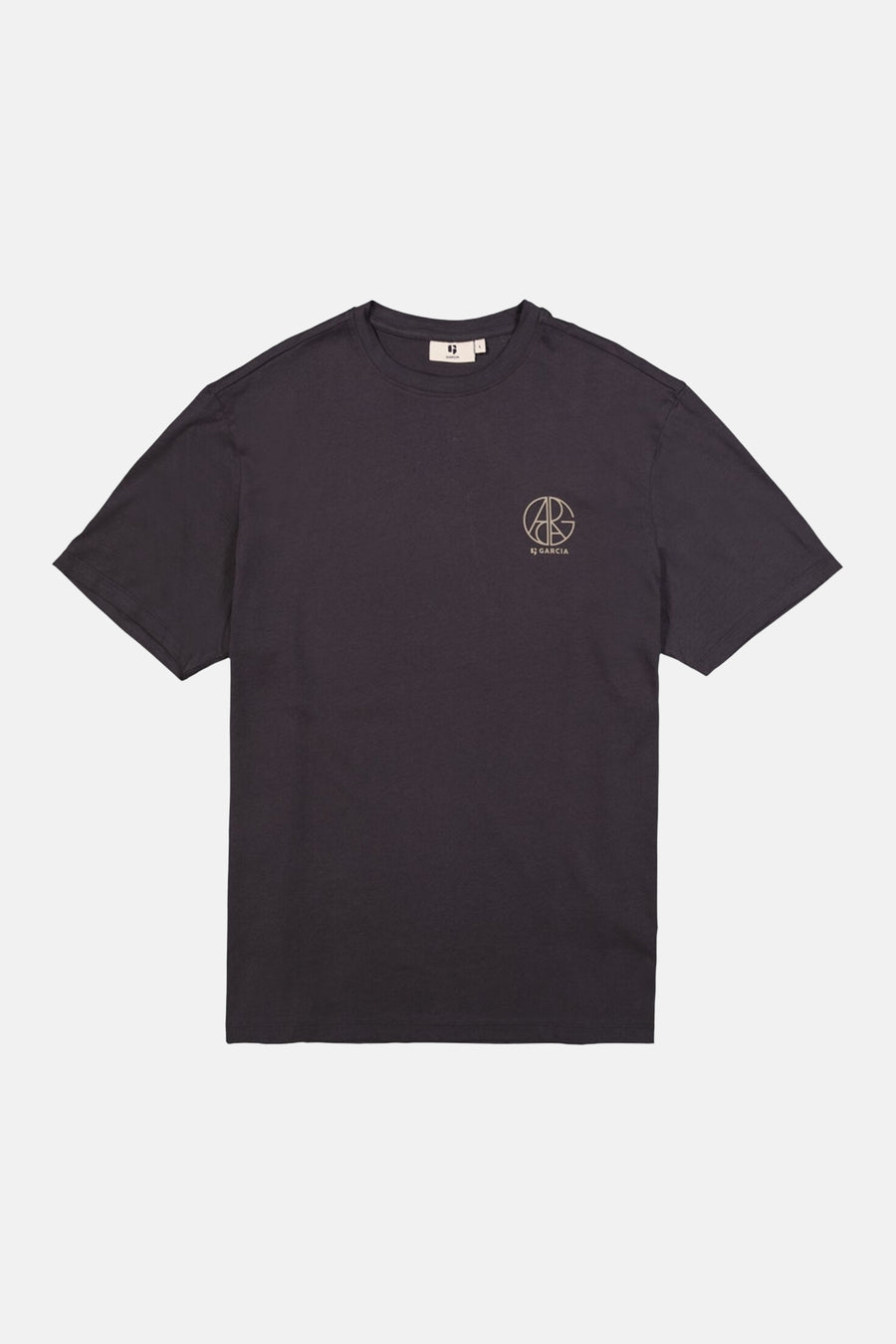 T-shirt gris foncé de GARCIA à col rond avec un logo circulaire doré sur la poitrine.