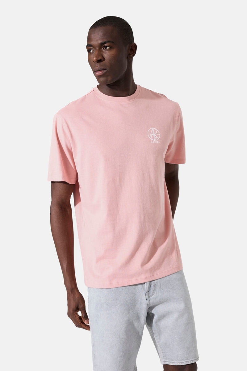 Roze T-shirt van GARCIA met een wit logo op de borst, gedragen door een man met een lichtblauwe spijkerbroek.