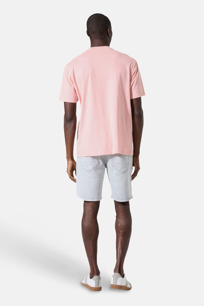 Roze T-shirt van GARCIA, van achteren gezien op een man met een lichtblauwe spijkerbroek en sneakers.