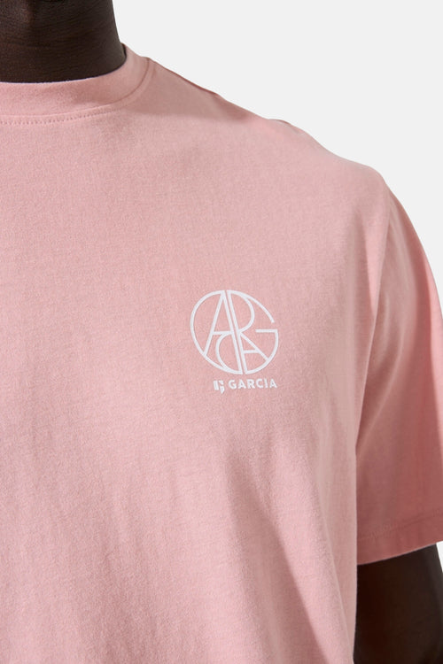 T-shirt rose à manches courtes de GARCIA avec un logo graphique blanc stylisé sur la poitrine.