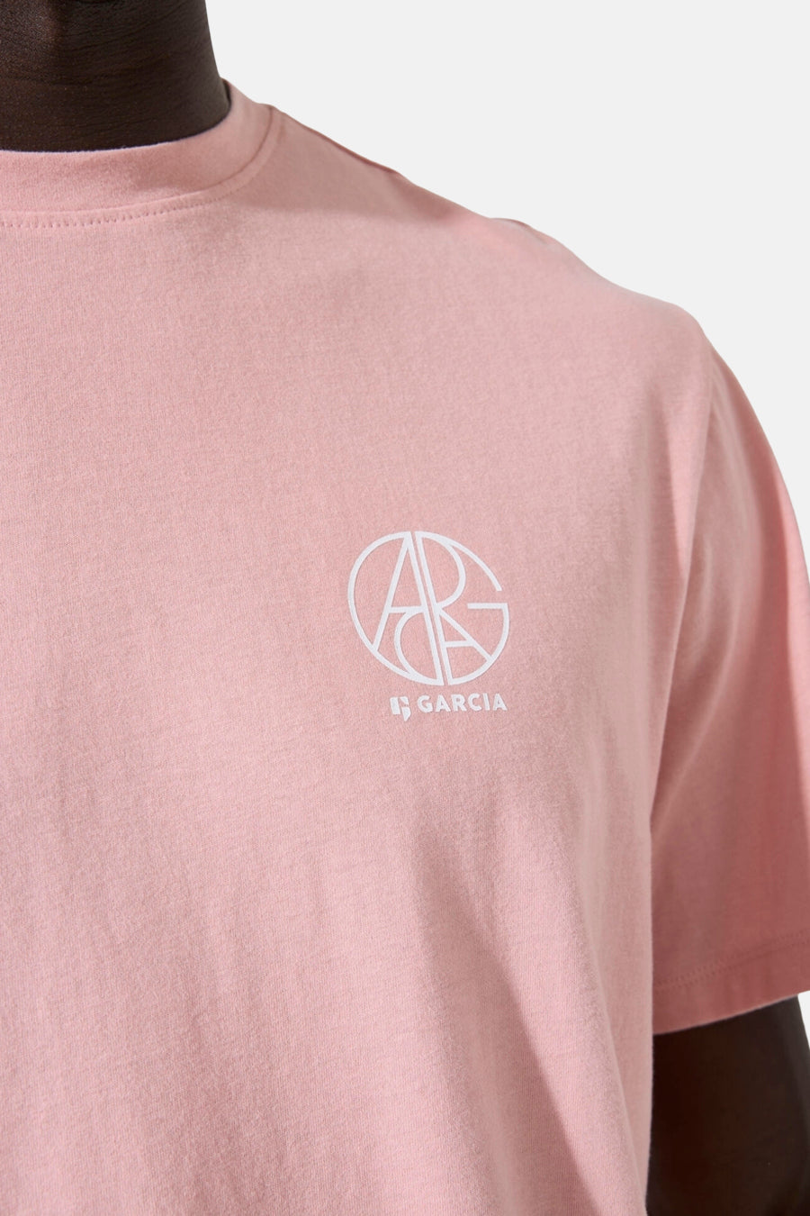 T-shirt rose à manches courtes de GARCIA avec un logo graphique blanc stylisé sur la poitrine.