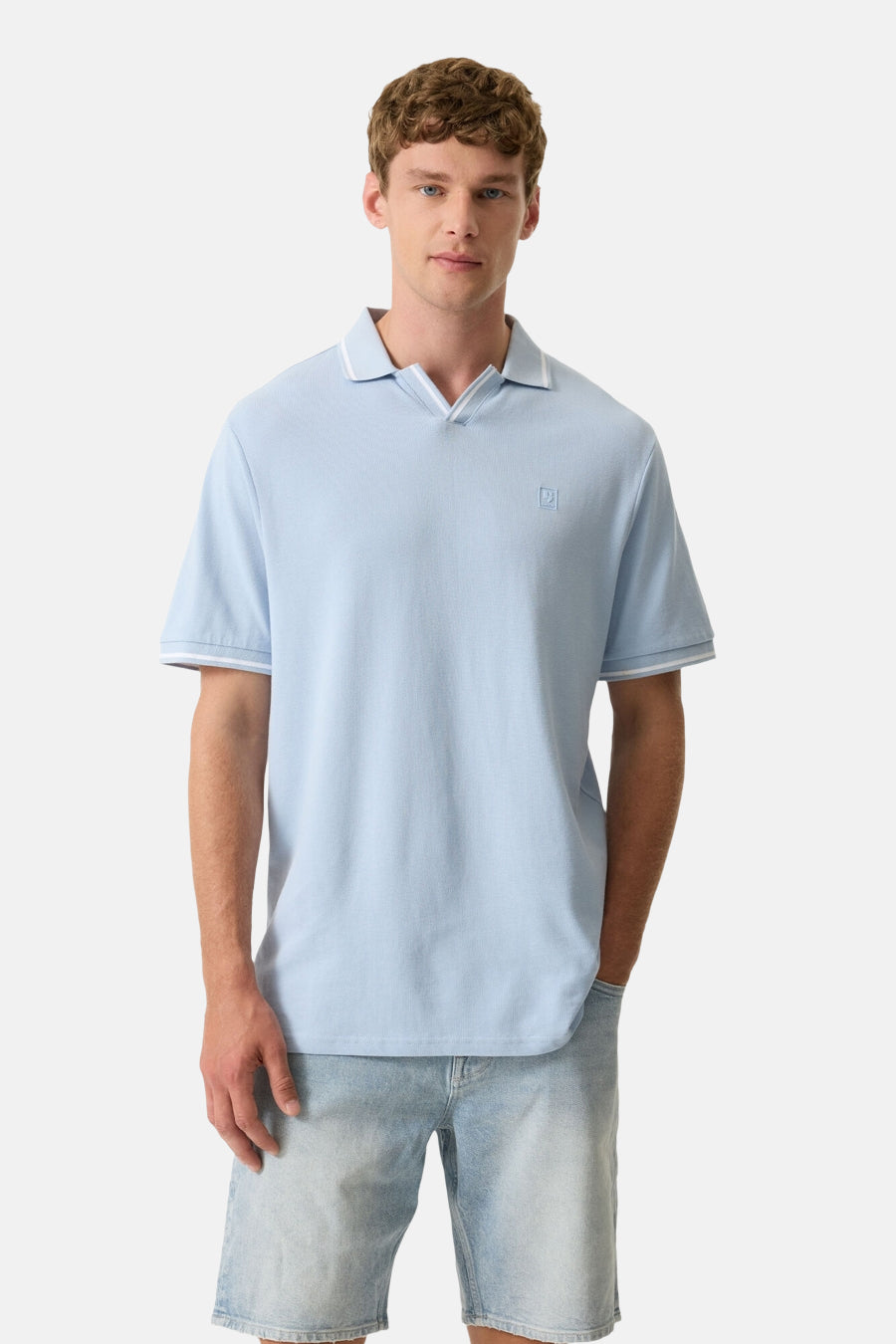 Polo bleu ciel de GARCIA à col en V, rayures blanches et petit logo carré sur la poitrine.