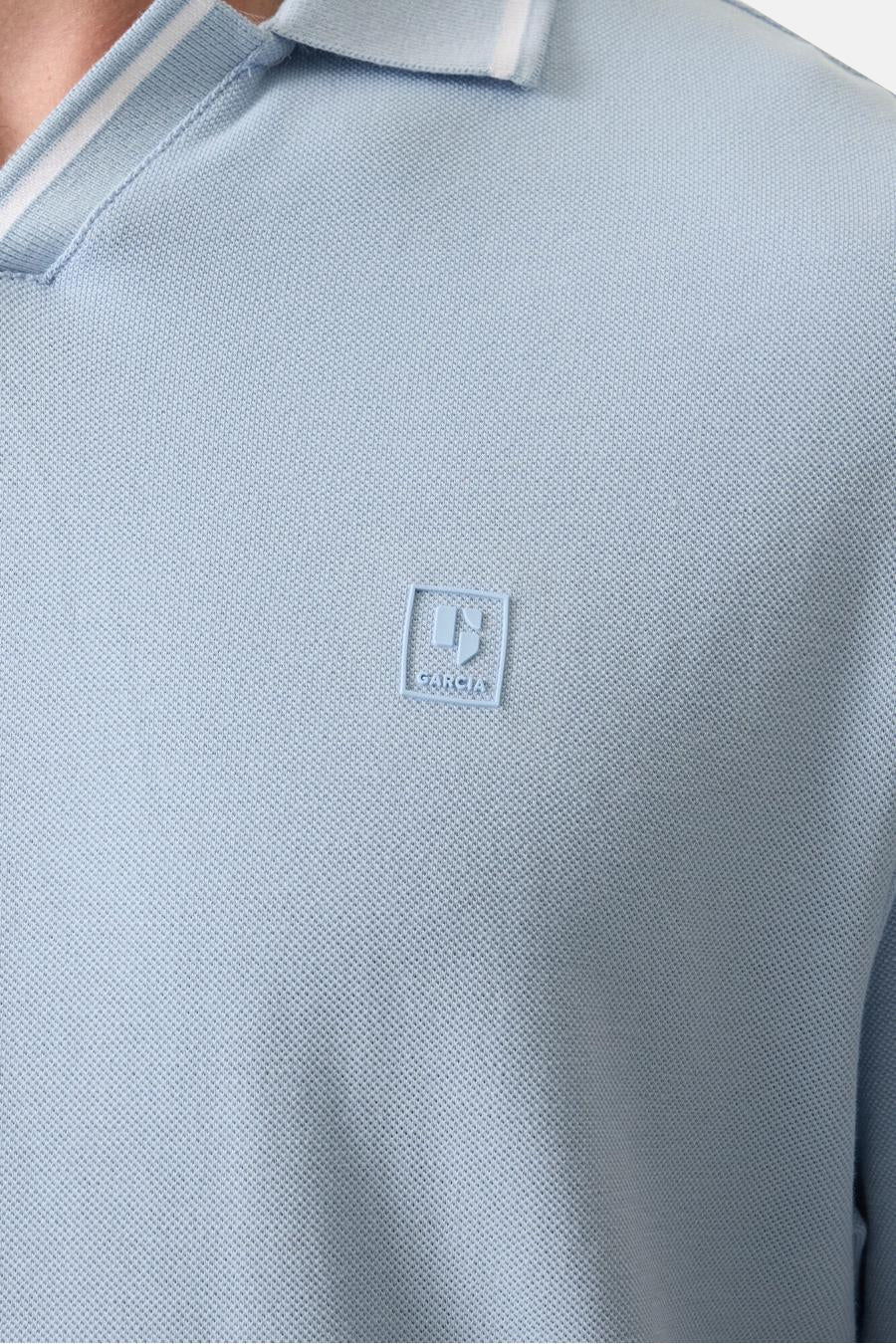 Polo bleu clair de GARCIA en maille piquée, avec un col rayé et un logo carré embossé sur la poitrine.