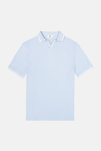 Polo bleu clair à manches courtes de GARCIA, avec col ouvert, liserés blancs et logo brodé sur la poitrine.