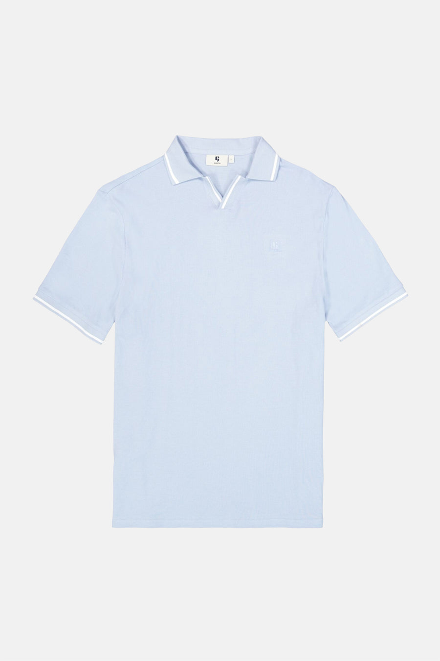 Polo bleu clair à manches courtes de GARCIA, avec col ouvert, liserés blancs et logo brodé sur la poitrine.