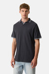 Polo anthracite de GARCIA avec col ouvert et manches courtes bordés de rayures blanches, un petit logo, et un jean clair.