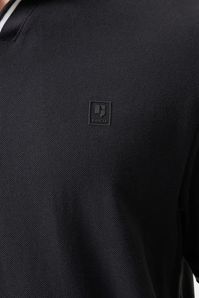 Polo noir de GARCIA avec texture piquée, logo embossé sur la poitrine et col rayé.