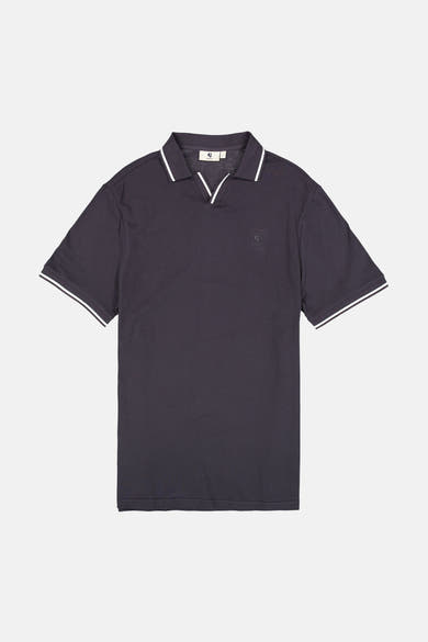 Polo bleu marine de GARCIA avec col V, revers et manches à rayures blanches et logo brodé.
