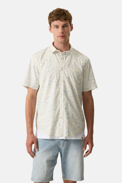 Chemise à manches courtes multicolore de GARCIA, avec motif végétal abstrait, portée sur un t-shirt blanc avec un short en jean clair.