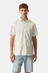 Chemise à manches courtes multicolore de GARCIA, avec motif végétal abstrait, portée sur un t-shirt blanc avec un short en jean clair.