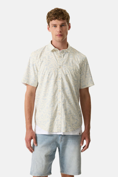 Chemise à manches courtes multicolore de GARCIA, avec motif végétal abstrait, portée sur un t-shirt blanc avec un short en jean clair.