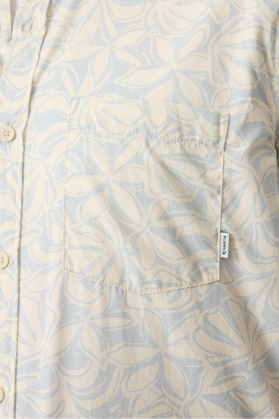 Chemise crème et bleu clair de GARCIA à motifs de feuilles stylisées et rayures, avec poche poitrine et boutons, vue rapprochée.