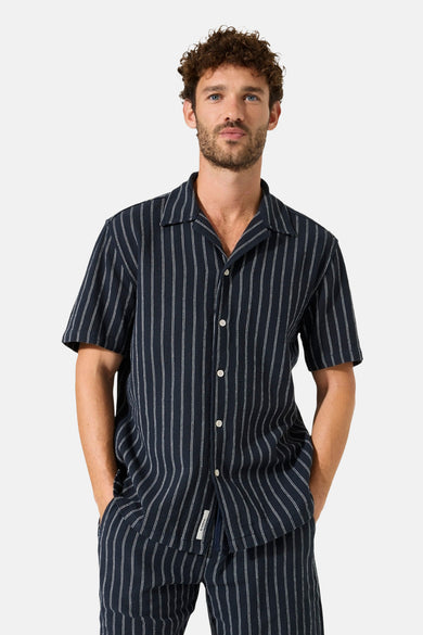 Donkerblauwe gestreepte blouse van GARCIA, met korte mouwen en cubaanse kraag, gedragen met een bijpassende broek.