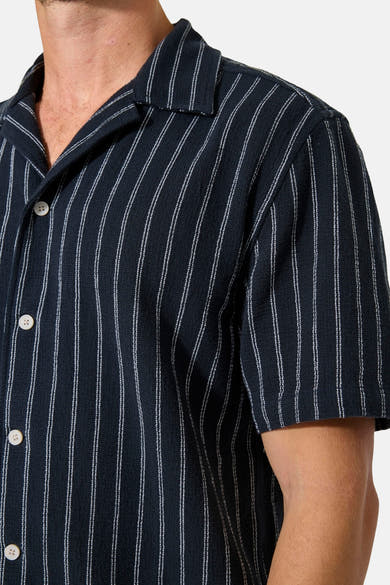 Chemise bleu marine à manches courtes de GARCIA, à fines rayures verticales blanches et col cubain.