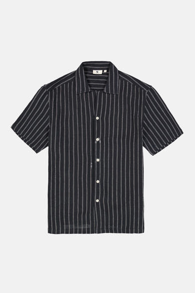 Chemise gris rayée de GARCIA à manches courtes, col cubain et boutonnage frontal.