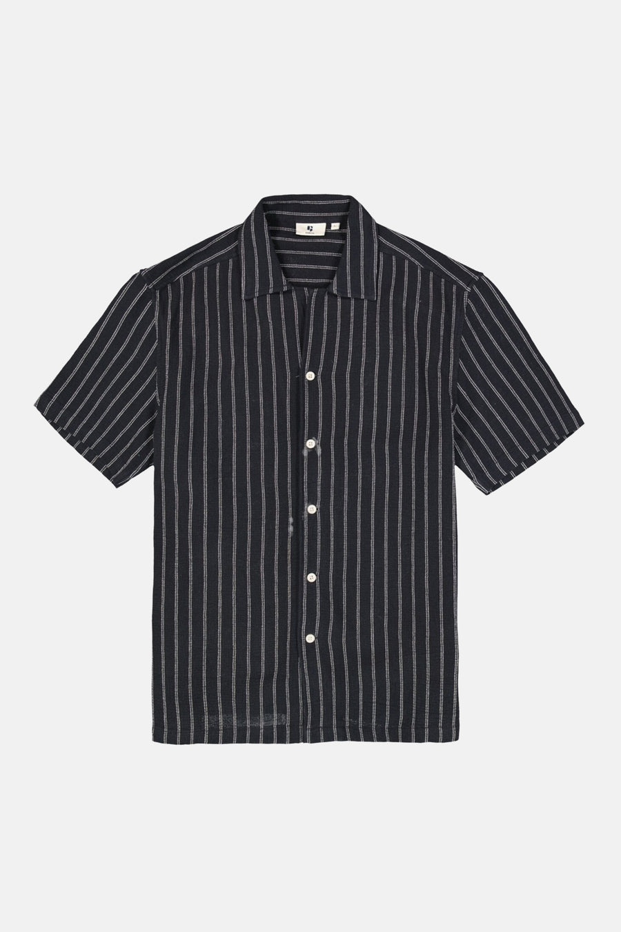 Chemise gris rayée de GARCIA à manches courtes, col cubain et boutonnage frontal.