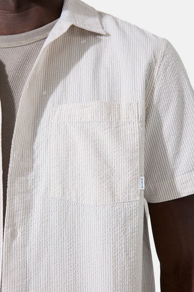 Chemise à manches courtes beige de GARCIA, rayée verticalement et texturée seersucker, avec poche poitrine.