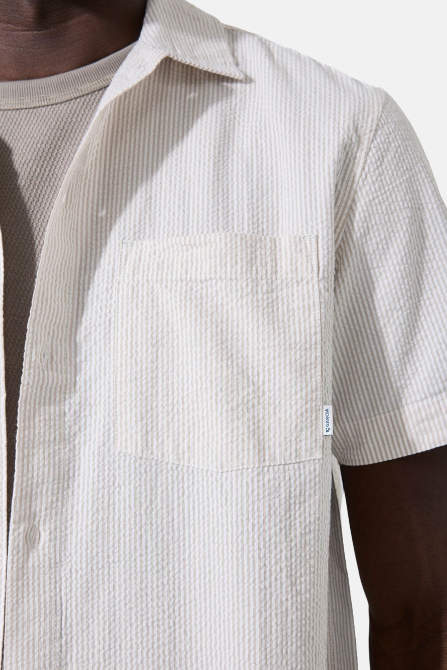 Chemise à manches courtes beige de GARCIA, rayée verticalement et texturée seersucker, avec poche poitrine.