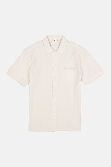 Chemise à manches courtes beige de GARCIA à fines rayures verticales, col à revers et poche poitrine.