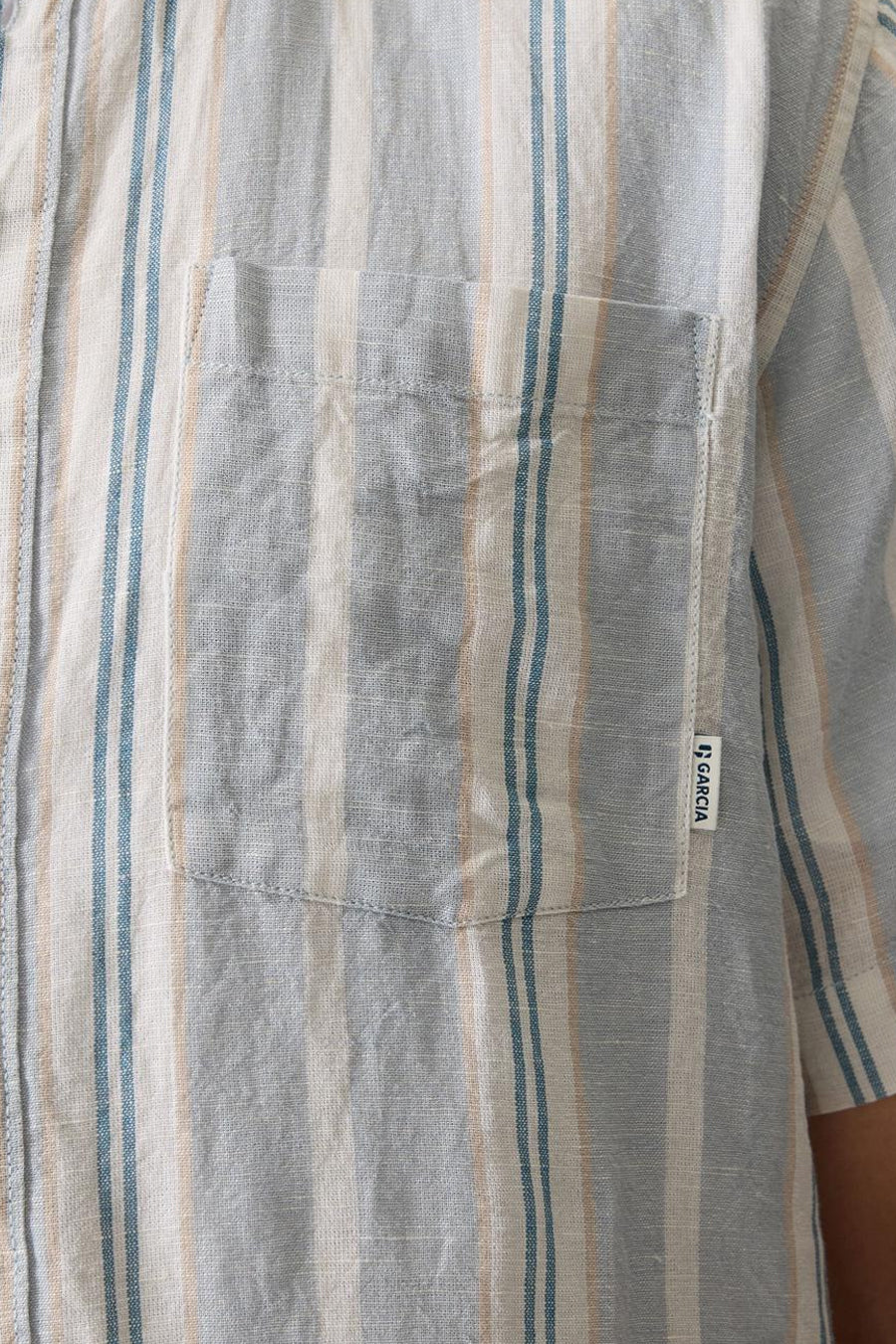 Chemise à manches courtes rayée de blanc, bleu et beige de GARCIA, avec une poche poitrine et une étiquette de marque.