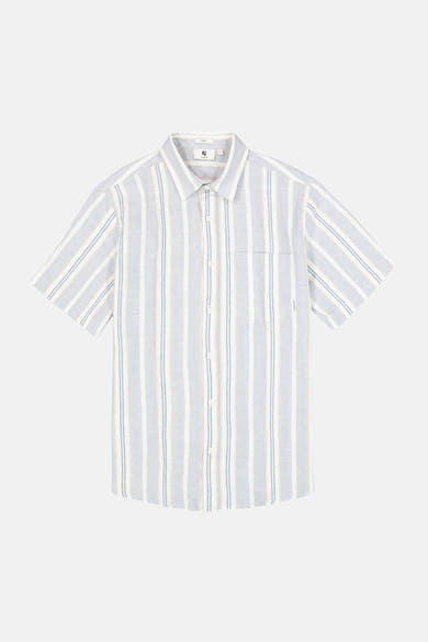 Chemise à manches courtes rayée bleue, blanche et beige en lin de GARCIA, avec col classique et poche poitrine.