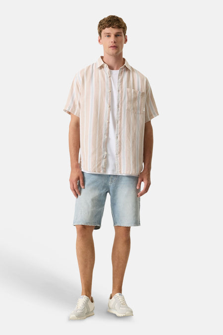 Chemise à manches courtes rayée multicolore de GARCIA avec col classique et poche poitrine, portée avec un short en jean clair.