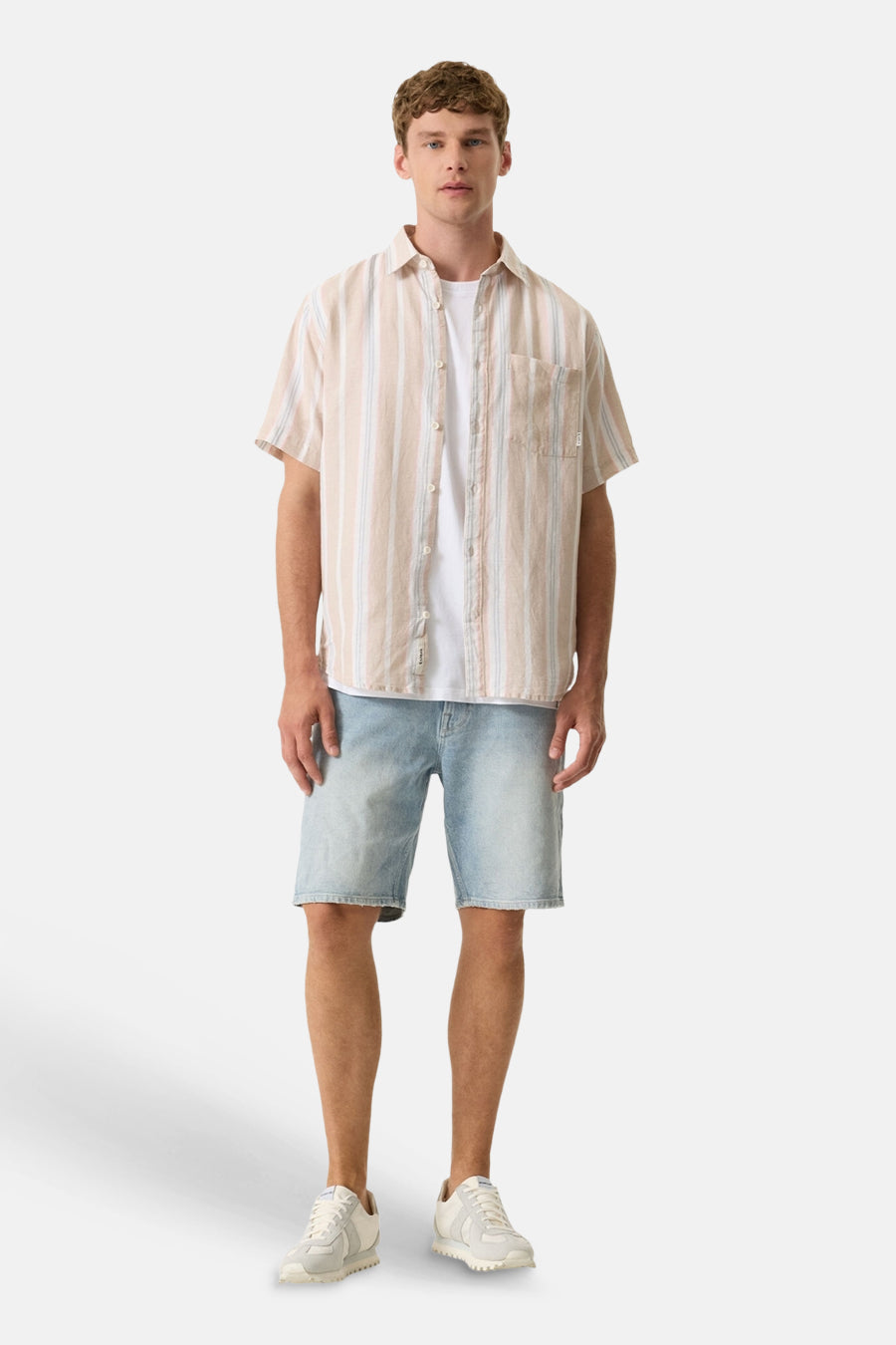 Chemise à manches courtes rayée multicolore de GARCIA avec col classique et poche poitrine, portée avec un short en jean clair.