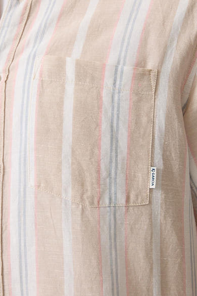 Chemise multicolore de GARCIA en tissu aspect lin, rayée beige, blanc, rose et gris, avec poche poitrine et étiquette.