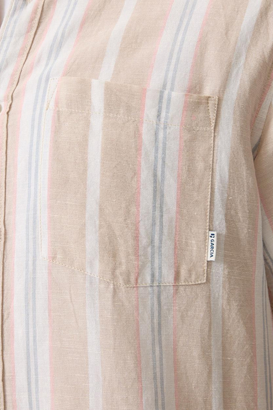 Chemise multicolore de GARCIA en tissu aspect lin, rayée beige, blanc, rose et gris, avec poche poitrine et étiquette.
