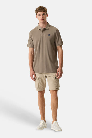Short beige de GARCIA style cargo avec poches latérales, porté par un homme avec un polo taupe et des baskets blanches.