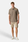 Short beige de GARCIA style cargo avec poches latérales, porté par un homme avec un polo taupe et des baskets blanches.